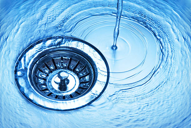 Écoulement d'eau retrouvé dans une bonde d'évier après curage